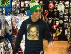 фото - Вести из соцсетей: Ломаченко гоняет мяч с детьми, Рябинский катается на динозавре