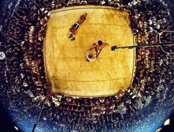 фото - Усик играет в гольф, Гвоздик избивает покрышку, 55-летие легендарного фото — соцсети 