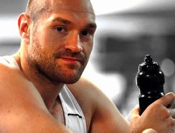 фото - Пока денежка капает на счёт, плевать на расистские оскорбления — Фьюри