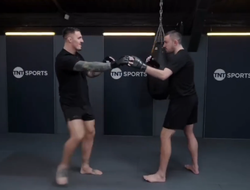 фото - Аспиналл потроллил Джонса, а затем детально разобрал его стиль