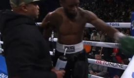 Жуть дня: боец потерял сознание после столкновения головами — видео