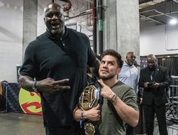 фото - Макгрегор обратился к Ломаченко, Сехудо почти нокаутировал легенду баскетбола, Жустино нянчит свинку — соцсети