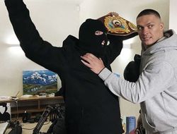 фото - Соцсети: Усик поймал вора, Головкин — хоккеист сборной России, Мэйуэзер кичится богатством