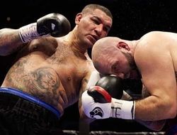 фото - Крис Арреола упал, но всё же победил Кауффмана: видео моментов