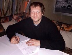 фото - Александр Емельяненко подписал контракт с лигой WFCA