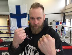 фото - Роберт Хелениус пугает Ковнацки мощью молота Тора