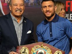 фото - Новый титул для Ломаченко, дуэль взглядов Шилдс-Хаммер, Кличко с фанами в Киеве — соцсети