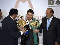 фото - В WBC задарили Сауля Альвареса подарками: фото и цитаты