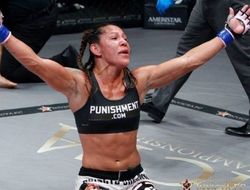 фото - UFC 198: Киборг Жустино раздавила Лесли Смит