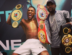 фото - Джошуа и Мейвезер с регалиями, Арум начинает организацию боя с Фьюри, видеофакт пророчества Макгрегора — соцсети 