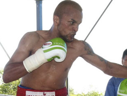 фото - Амнат Руэнроэнг побил Рокки Фуэнтеса и завоевал титул IBF