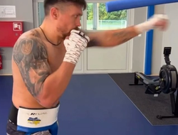 фото - Усик пританцовывает с мячиком на резинке — идёт подготовка к Дюбуа: видео