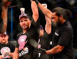 фото - UFC Fight Night 28: Гловер Тейшейра вырвал победу у Райана Бэйдера