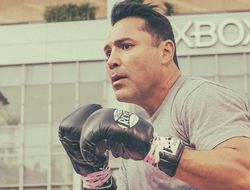 фото - Де Ла Хойя взял быка за рога: даёт $100 млн Мейвезеру за реванш