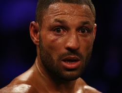 фото - Келл Брук распивал спиртные напитки, ругался, курил в самолёте — СМИ 