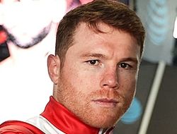 фото - Канело Альварес показал руку после операции: видео