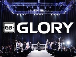 фото - В Glory расторгли контракты со всеми бойцами из России, включая чемпиона Вахитова