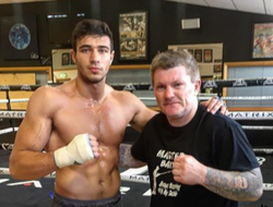 фото - Младший брат Тайсона Фьюри перешёл в профи, будет работать с Рикки Хэттоном