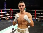Эндрю Молони побил Джилберто Мендосу. Президент WBA не пострадал: видео