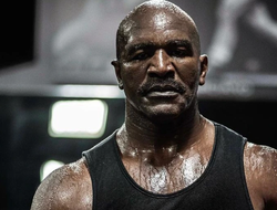 фото - Организуйте это! Холифилд призвал убрать преграды для боя Бетербиев–Бивол