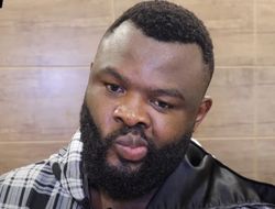 фото - В бою с Такамом Баколе за ухом ужалила оса. Он проглотил ее