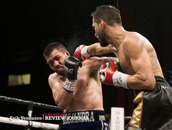 фото - Альфредо Ангуло защищает судью Аделаиду Бёрд