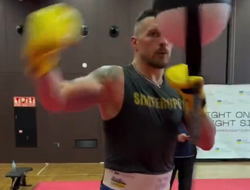 фото - Усик готовится к Фьюри. Крутая работа на груше на растяжках: видео