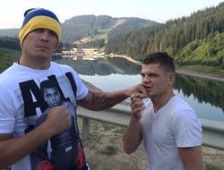 фото - Видео: Усик и Беринчик работают на лапах в Карпатах