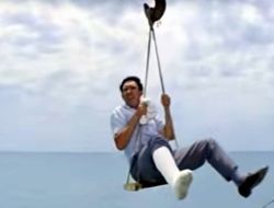 фото - Кадр дня: Загипсованный Дэвид Хэй уже дома, улыбается и машет