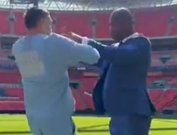 фото - Дюбуа толкнул Усика на первой битве взглядов перед реваншем: видео