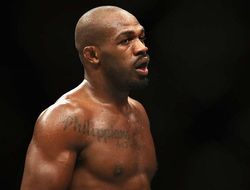 фото - Что-то случилось: Джона Джонса уносят в раздевалку после боя — видео