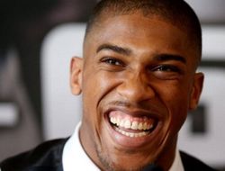 фото - Джошуа не чемпион, он лишь присматривает за поясами Фьюри — промоутер