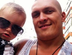 фото - Вести из соцсетей: Усик с сыном, Хэттон с дочками, Валуев с женой, Дрозд с тенью