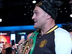 фото - Усику предлагали огромные деньги за бой, но он отказался — Фьюри