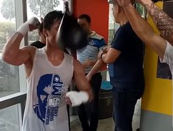 фото - Мэнни Пакьяо гоняет тренера с лапами и лупит «каплю» — видео