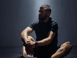 фото - Арум переживает, чтобы Ломаченко «не получил ранение на войне»