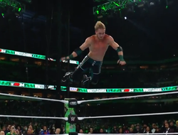 фото - «Человек-бутылка» спас Логана Пола на WWE WrestleMania 40: видео