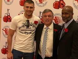 фото - Гвоздик с легендами бокса, Ломаченко на рыбалке, Джошуа развлекается в Нью-Йорке — соцсети