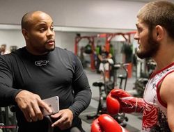 фото - Кормье впечатлён поступком Фергюсона: Ни Хабиб, ни Макгрегор на это бы не пошли