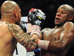 фото - Мэйуэзер вынужден идти в размены из-за «подсевших» ног, считает Роуч