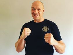 фото - Тайсон Фьюри бы выиграл у пикового Леннокса Льюиса — промоутер