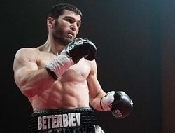 фото - Артур Бетербиев падал от Каллума Джонсона, но остался чемпионом