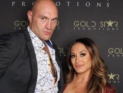 фото - Тайсон Фьюри напоил журналистку пивом: Мы в Шотландии, тут так принято — видео