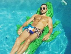 фото - Вести из соцсетей: Ковалёв продолжает отдыхать, Фроч плавает на аллигаторе, Фергюсон лупит лоу-кики