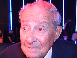 фото - «Он большой фаворит, но...» Арум о бое Альварес–Кроуфорд