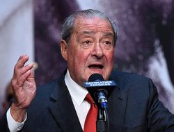 фото - С обязательной защитой Теофимо Лопеса проблемы? Арум сказал, от чего всё зависит