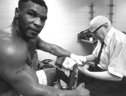 фото - Брюс Уиллис сыграет Каса Д'Амато в байопике о легендарном тренере