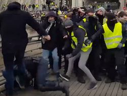 фото - Экс-тяжеловес среди «жёлтых жилетов» избивает ногами полицейского в Париже: видео