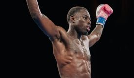Де Ла Хойя пытается перехватить чемпиона у Хирна