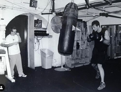 фото - Хэйни провоцирует Рассела, Рой Джонс поёт в ринге, Кличко в зале Роуча — соцсети 